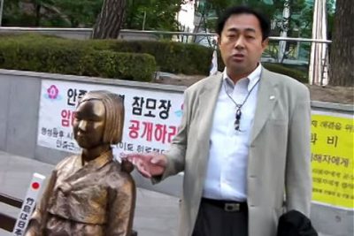 在大韓民国日本国大使館前の追軍売春婦（慰安婦）像に「竹島の碑」を縛り付け、その生中継動画をインターネットで配信した。