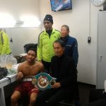 試合後、控室でインタビューを終えた内藤親子と沢木耕太郎氏は写真を撮った。