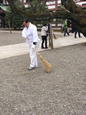 本殿の周りをほうきと塵取りを持ってリヤカーを引きながら履いて一周