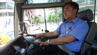 鈴木信行はスタッフに徹して先導車の運転手を務めた。